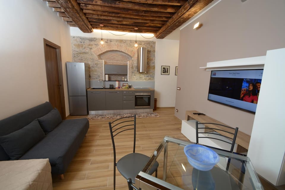 TV and multimedia, Kitchen or kitchenette, Living room, Seating area, Dining area