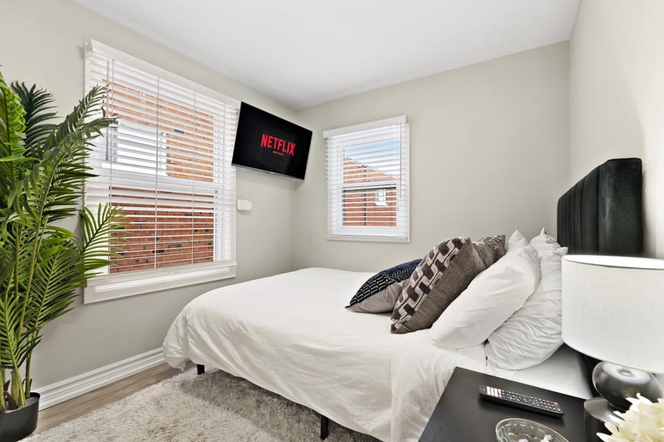 Bed, TV and multimedia, Bedroom