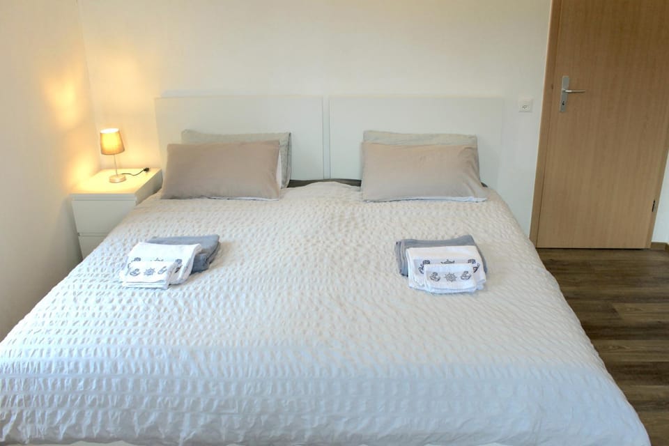 Bed, Bedroom, towels