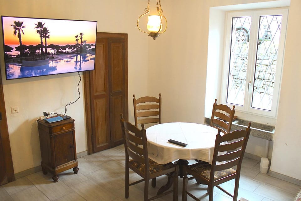 Communal lounge/ TV room, TV and multimedia, Living room, Dining area, internet