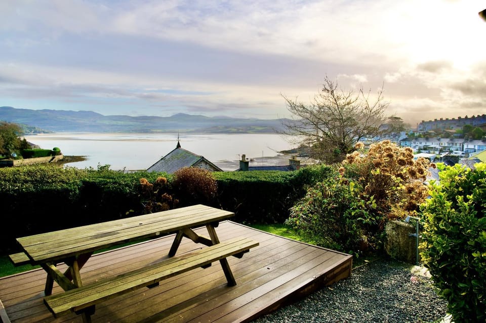 Bryn Gwyn, Sleeps 8, Sea Views, Borth y Gest House in Wales