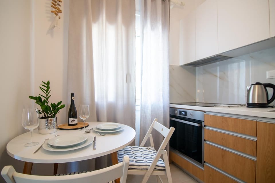 Day, Dining area, pet friendly, stove, kitchen