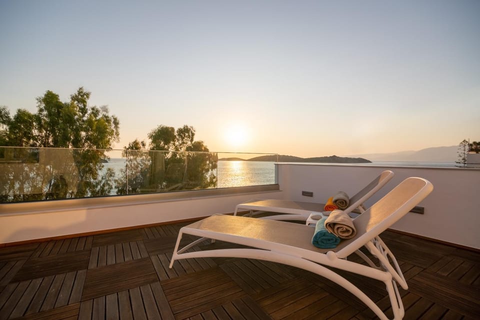 Day, Natural landscape, Balcony/Terrace, Beach, Sea view, Sunrise, sunbed, towels