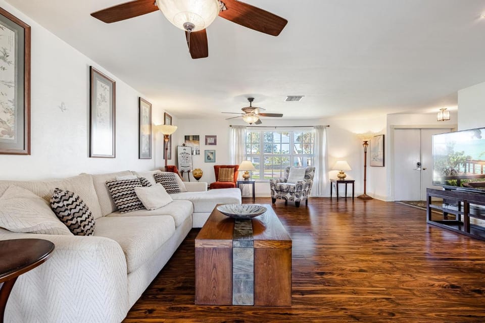 Heated Saltwater Pool, Sleeps 6 - Villa Shangri-La House in Cape Coral