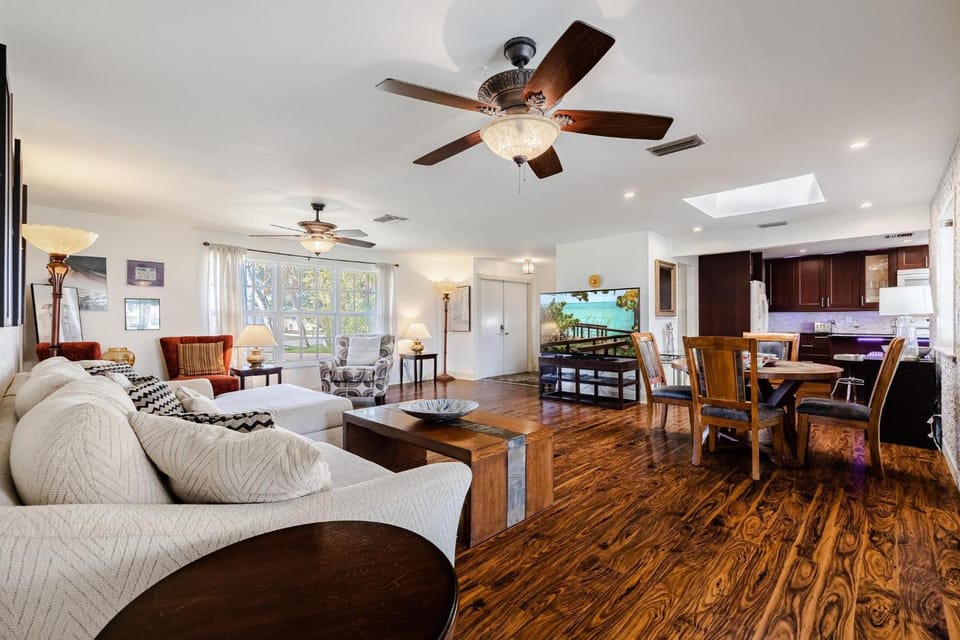 Heated Saltwater Pool, Sleeps 6 - Villa Shangri-La House in Cape Coral
