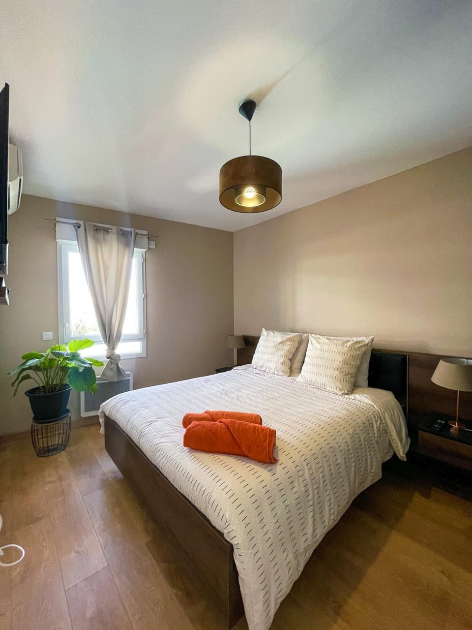 Bed, Bedroom, towels