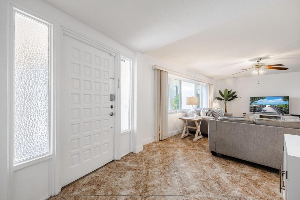 Heated Pool, Ping Pong Table, Sleeps 8 - Villa Sunset Riverhouse House in Cape Coral