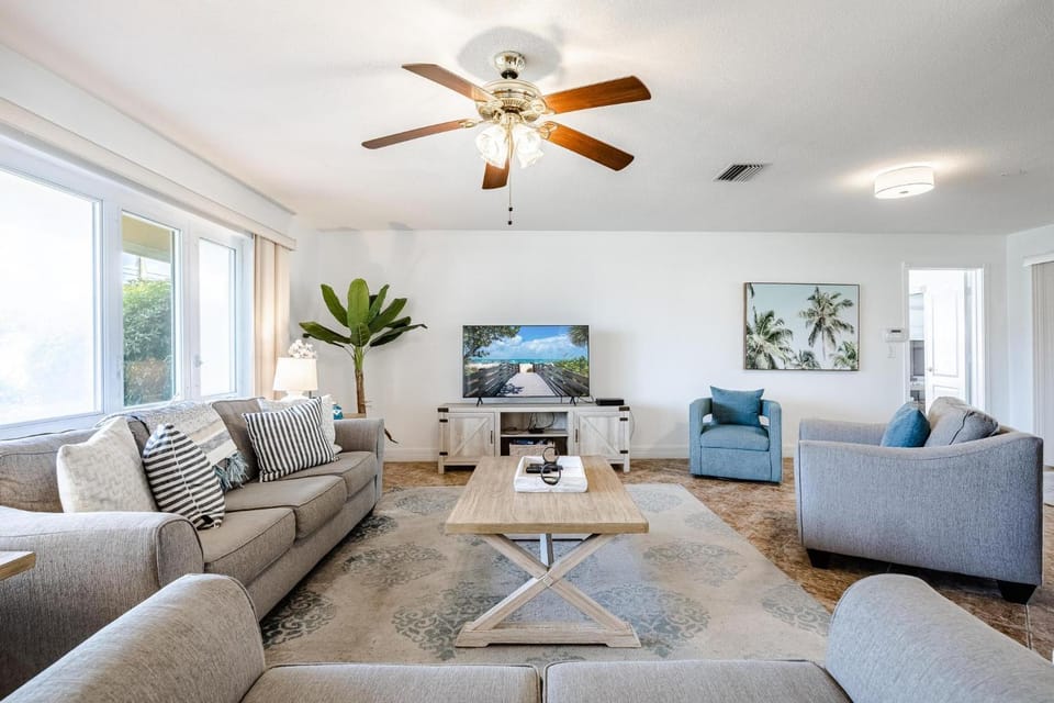 Heated Pool, Ping Pong Table, Sleeps 8 - Villa Sunset Riverhouse House in Cape Coral