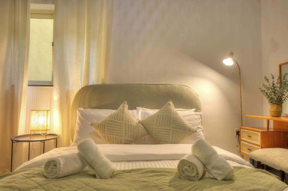 Beautifully furnished seafront 4 bedrooms GOSLM-4 Apartment in Sliema