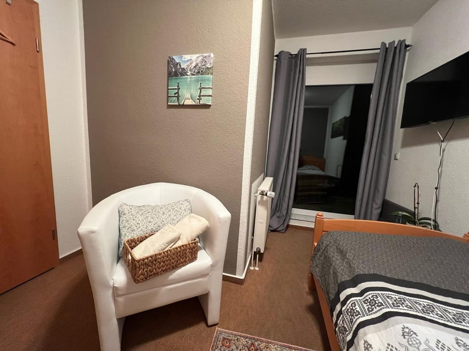 Bed, TV and multimedia, Photo of the whole room