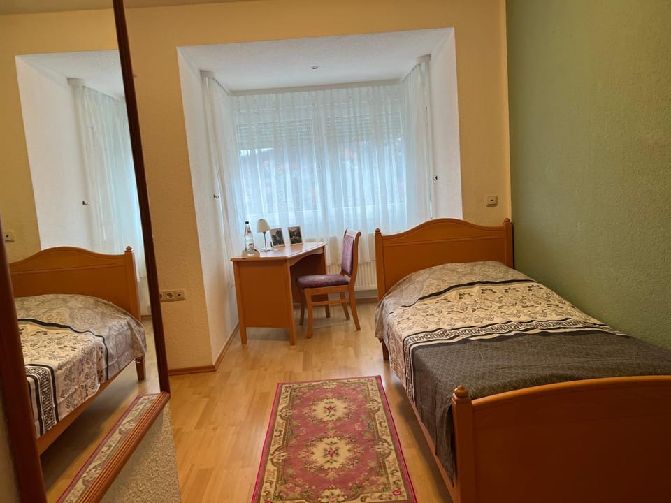 Bed, Photo of the whole room, Seating area