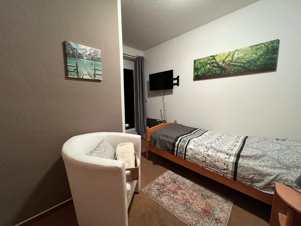 Bed, TV and multimedia, Photo of the whole room