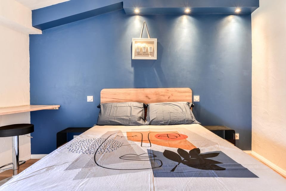 Bed, wardrobe