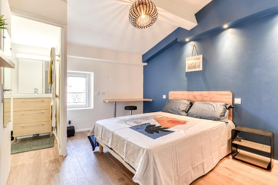 Bed, Bathroom, Bedroom, towels, wardrobe