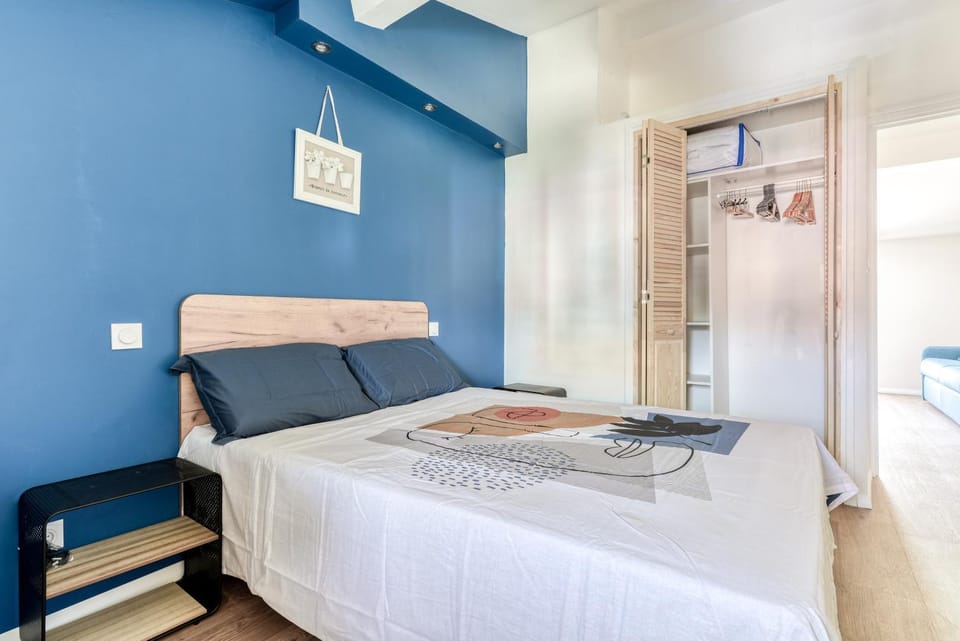 Bed, Bedroom, flat iron