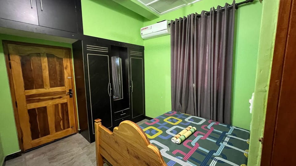 Bed, Photo of the whole room, Bedroom, air conditioner