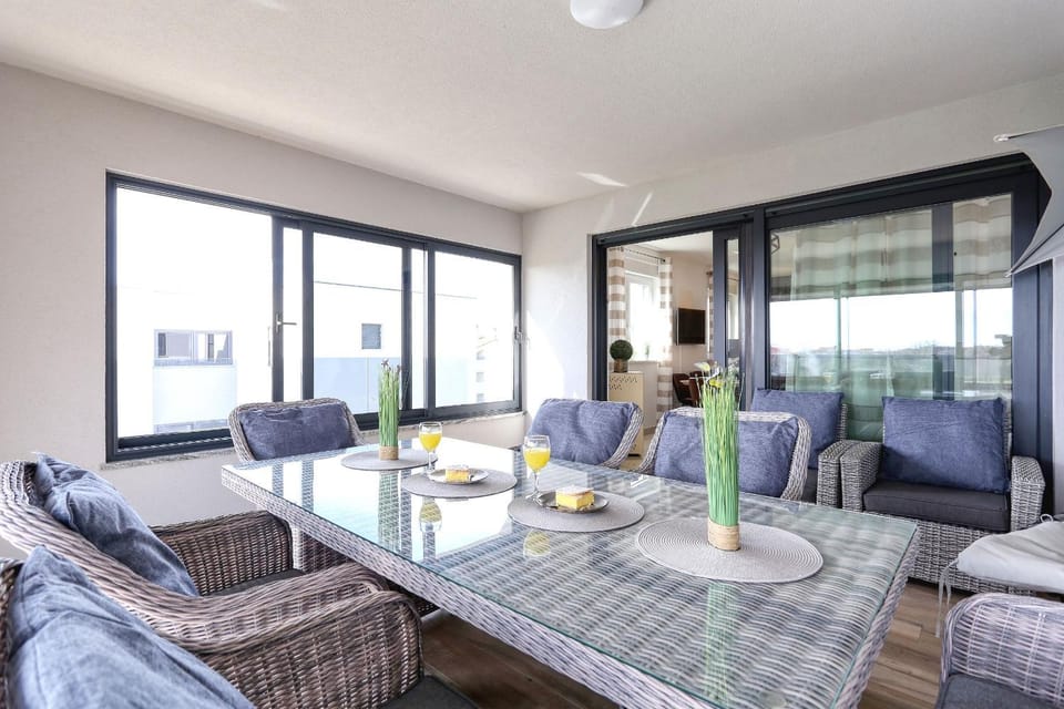 Seating area, Dining area