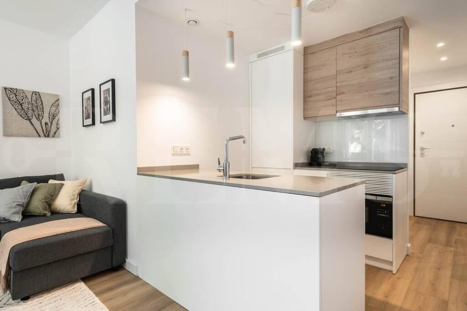 Calm apartment with private patio by REMS Apartment in Malaga