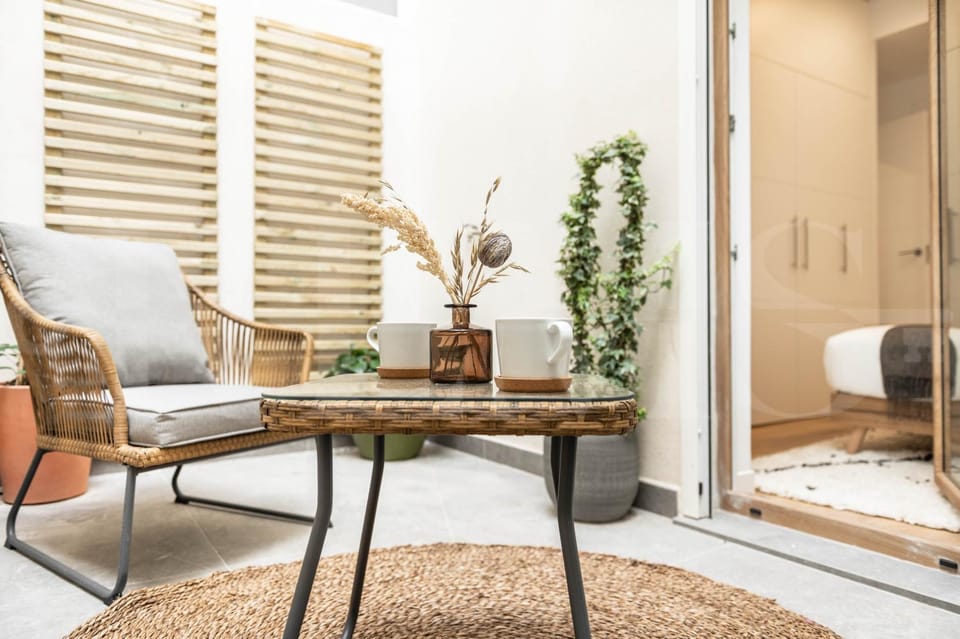 Calm apartment with private patio by REMS Apartment in Malaga