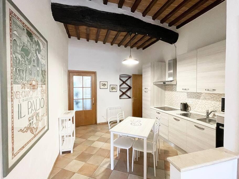 Kitchen or kitchenette, Dining area