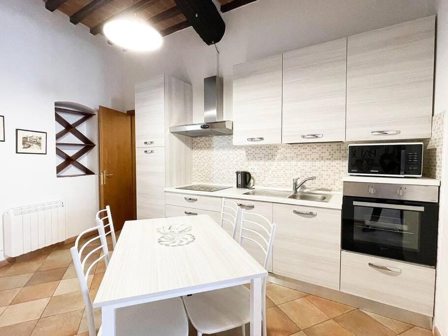 Kitchen or kitchenette, Dining area, minibar, pet friendly, stove