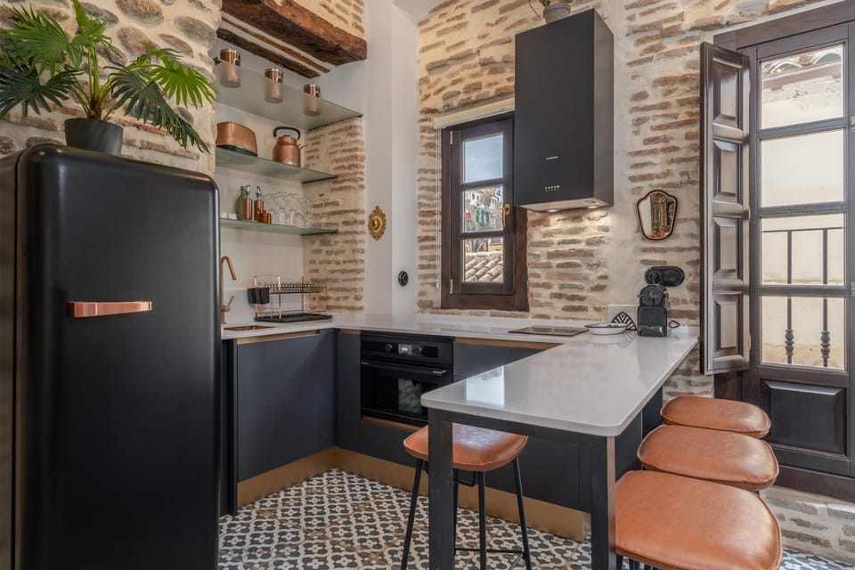 Kitchen or kitchenette, minibar