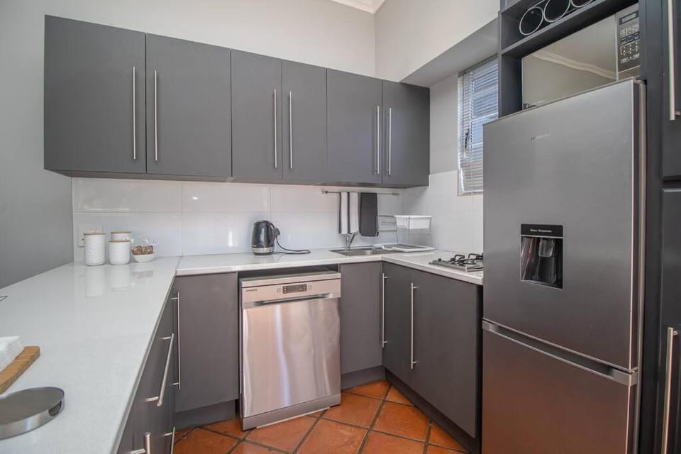 Kitchen or kitchenette, dishwasher