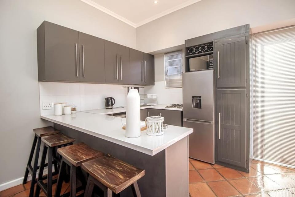 Kitchen or kitchenette, Dining area, minibar, stove, toaster
