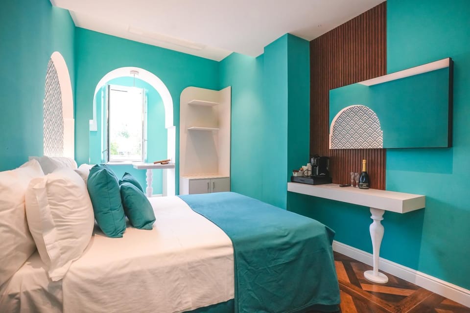 Bed, TV and multimedia, Bedroom