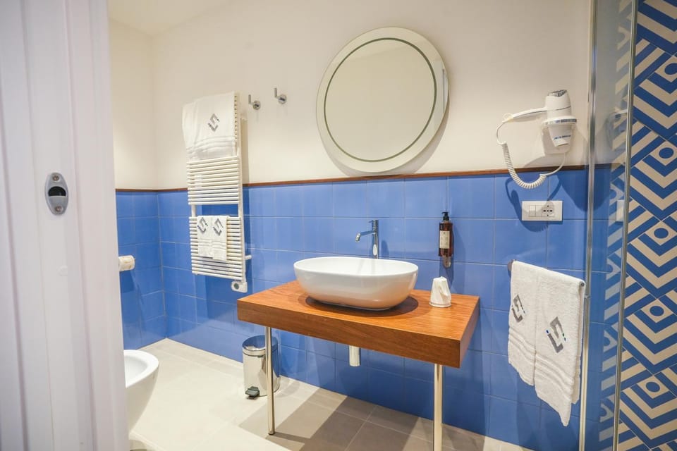 Shower, Toilet, Bathroom, heating, internet, towels