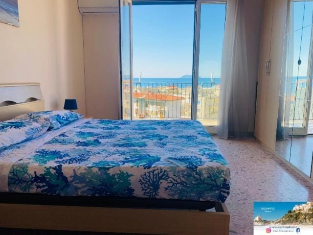 Natural landscape, View (from property/room), Balcony/Terrace, Photo of the whole room, Bedroom, Sea view