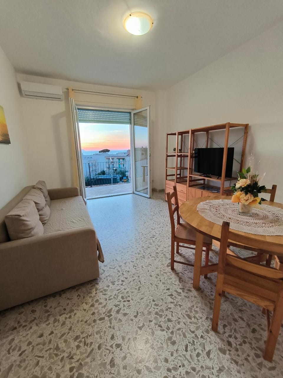 TV and multimedia, Living room, Seating area, Dining area