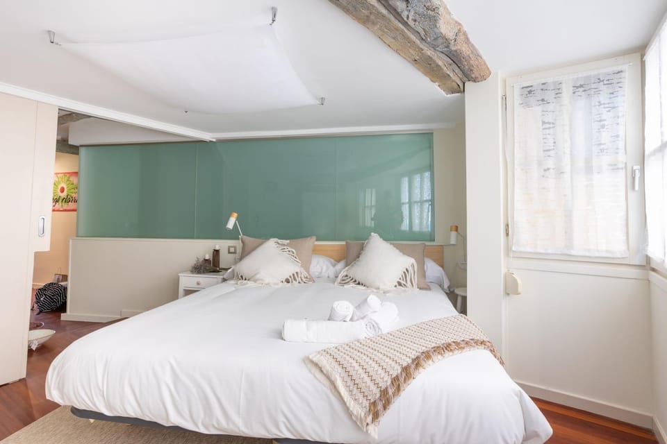 Bed, Photo of the whole room