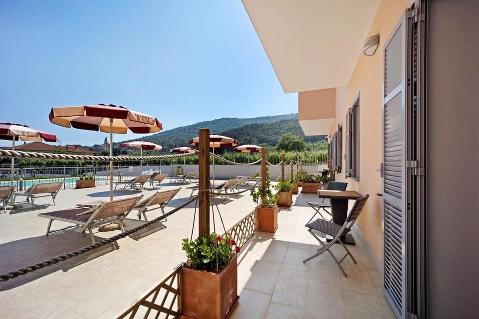 Property building, Balcony/Terrace, Living room