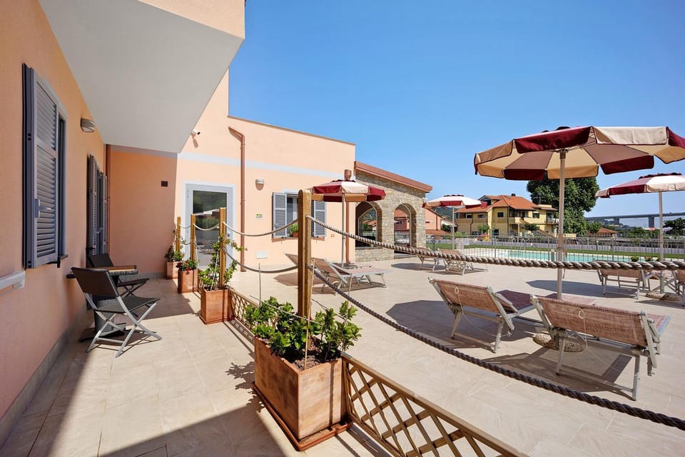 Property building, Balcony/Terrace, Living room