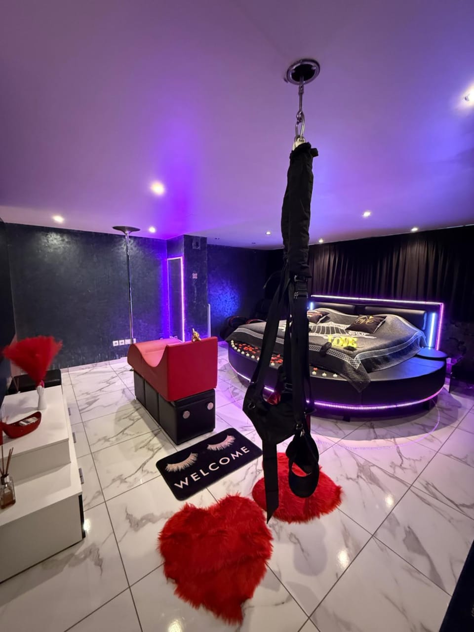 Photo of the whole room, Bedroom
