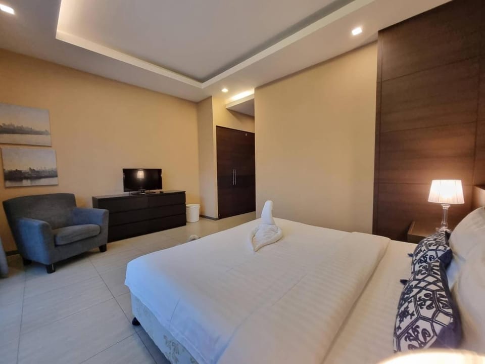 Bed, TV and multimedia, Living room, Photo of the whole room, Seating area, Bedroom, hair dresser