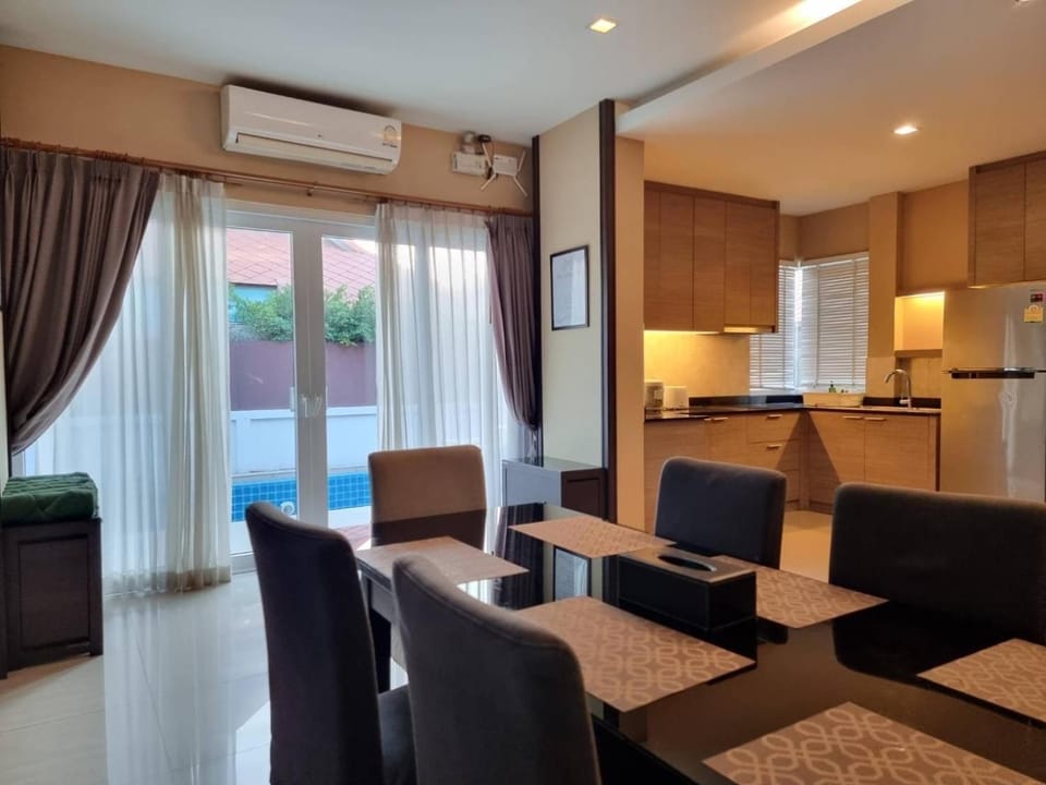 Kitchen or kitchenette, Living room, Seating area, Dining area, minibar, air conditioner