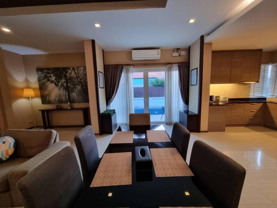 Kitchen or kitchenette, Living room, Seating area, Dining area, air conditioner