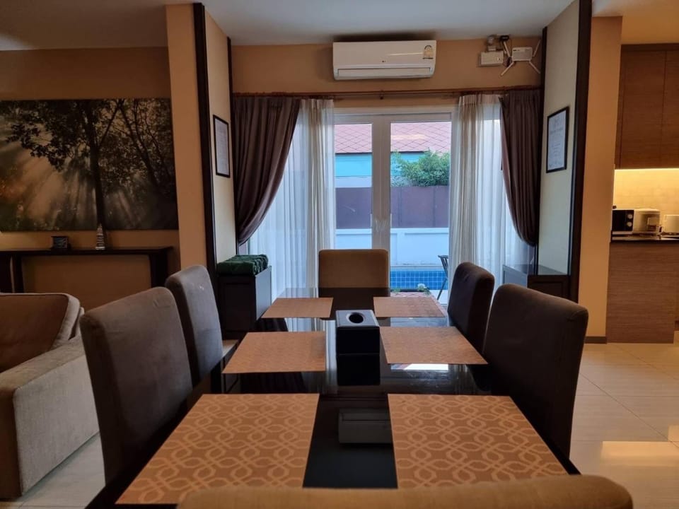 Living room, Seating area, Dining area, air conditioner