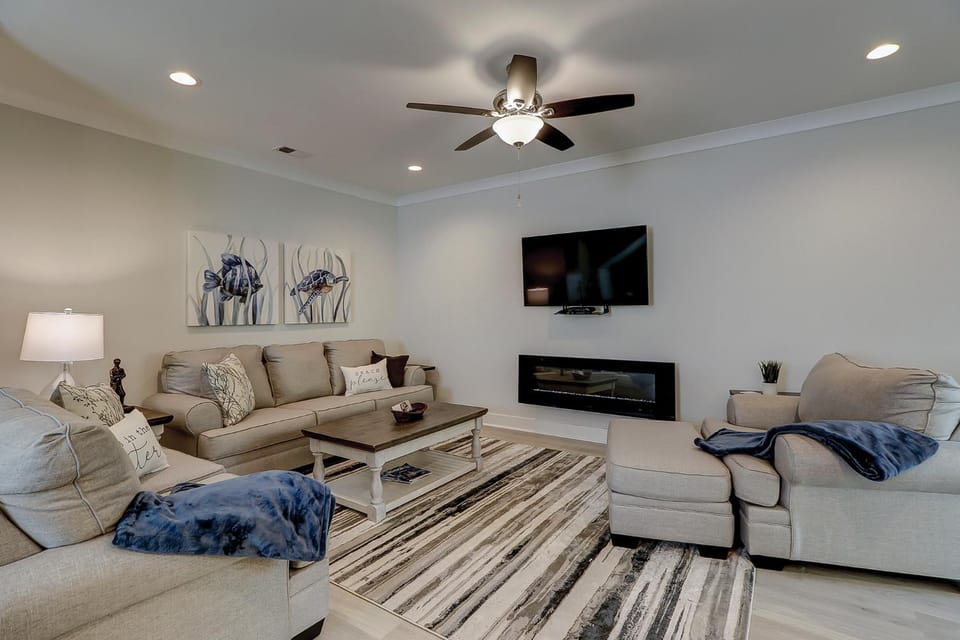 MBR King & 4 Queens Huge Living Room Covered Porch Bikes & Beach Gear included House in Hilton Head Island