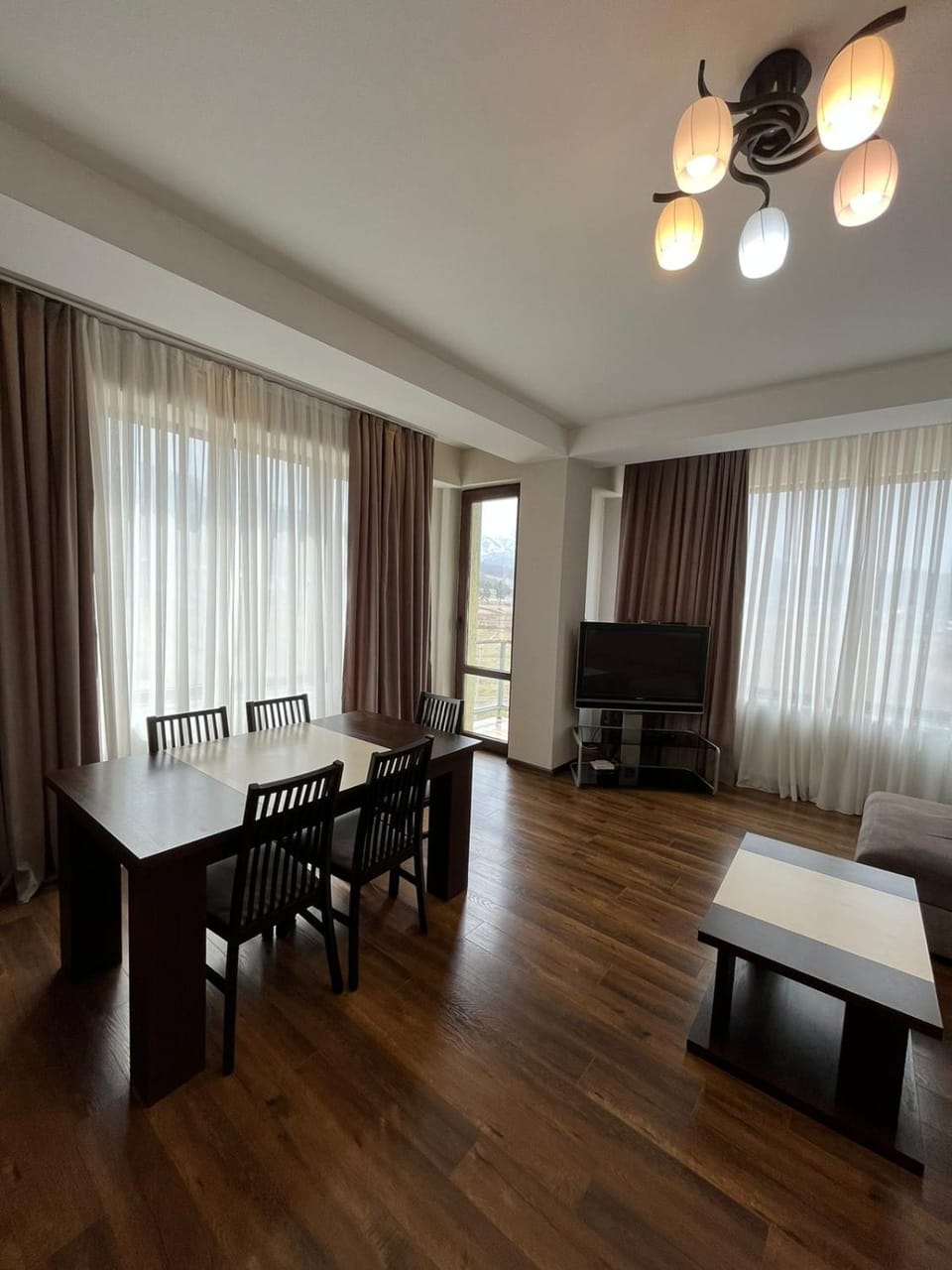 Living room, Seating area, Dining area, fireplace