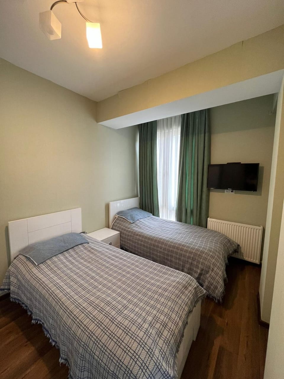 Bed, TV and multimedia, Photo of the whole room, Bedroom