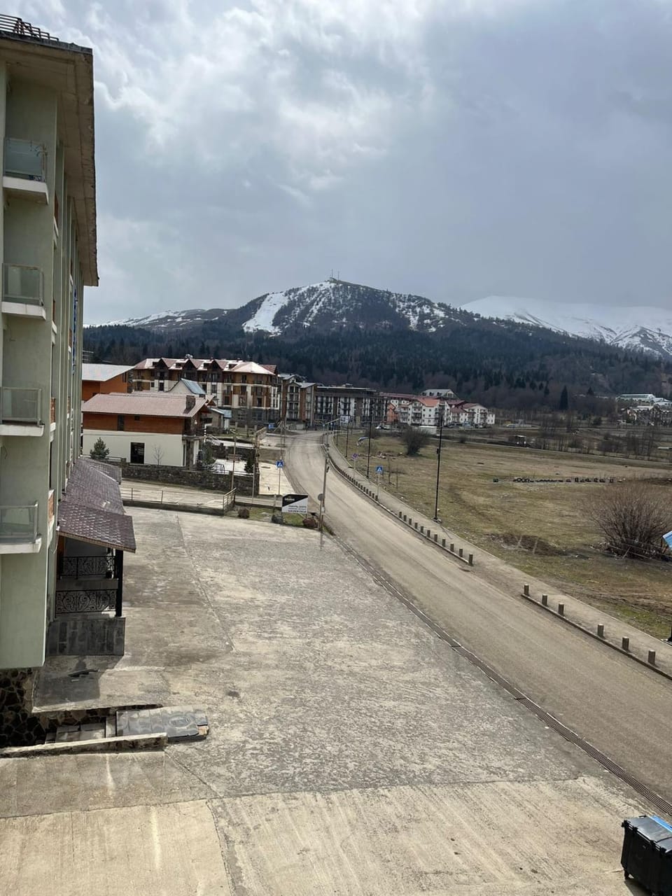 Property building, Day, Neighbourhood, Mountain view