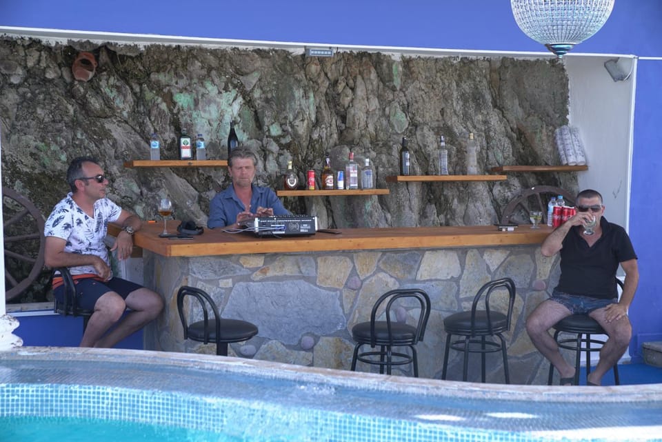 Restaurant/places to eat, Lounge or bar