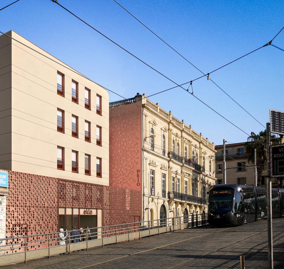 Property building, Facade/entrance, Neighbourhood, Street view, Location
