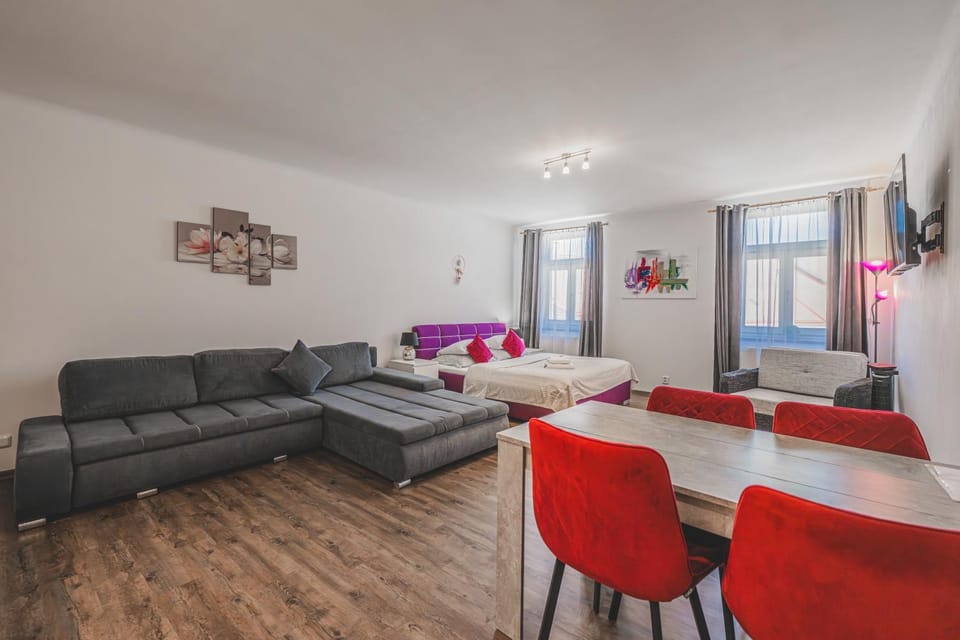 Bed, TV and multimedia, Living room, Photo of the whole room, Seating area, Dining area, Bedroom