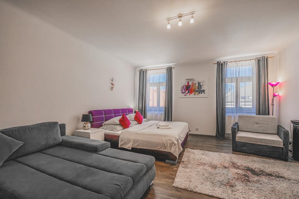 Bed, Seating area