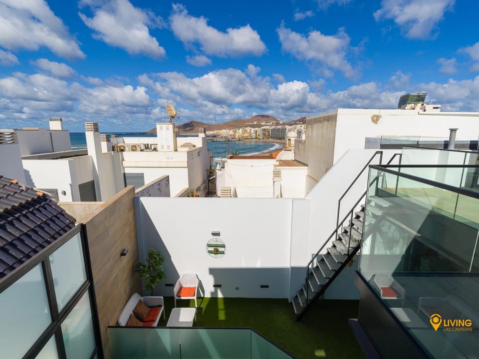 View (from property/room), Balcony/Terrace, City view, Sea view