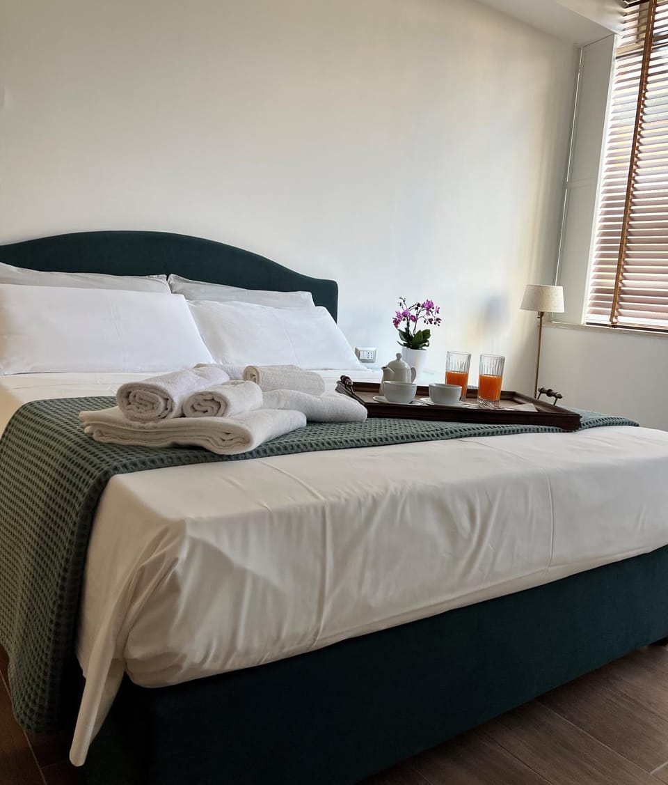 Bed, Food and drinks, Bedroom, towels